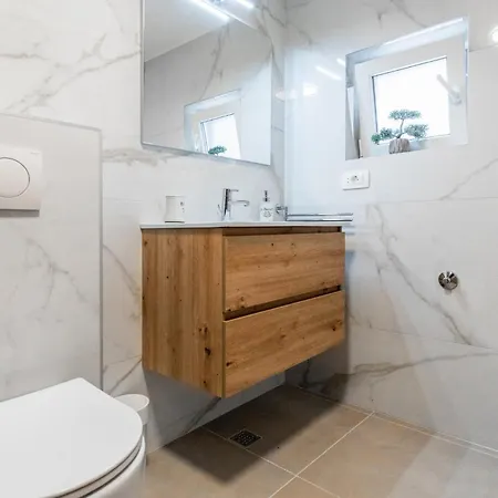 2 Bedroom Stunning In Desne