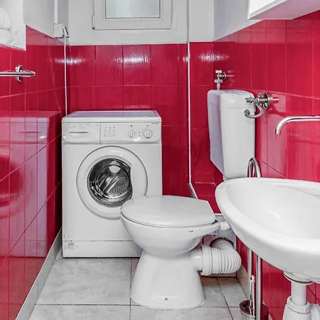 2 Bedroom Stunning In Desne