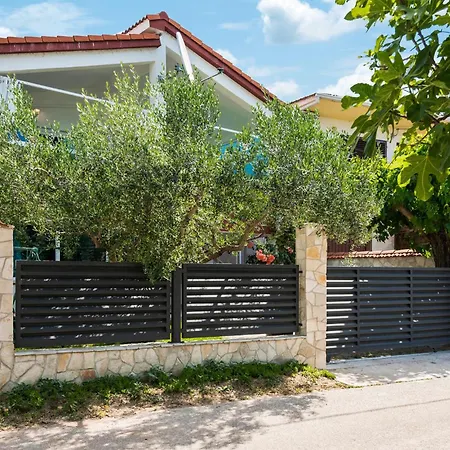 2 Bedroom Stunning In * Desne