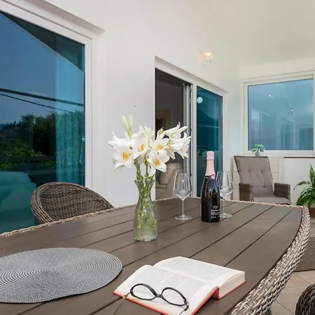 Amazing Home In Desne * Desne
