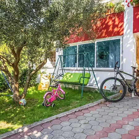 Amazing Home In Desne
