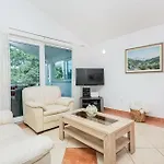 2 Bedroom Stunning In Hébergement de vacances Desne