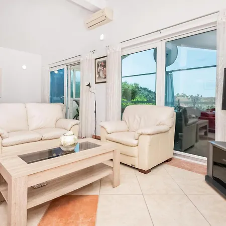 2 Bedroom Stunning In Desne