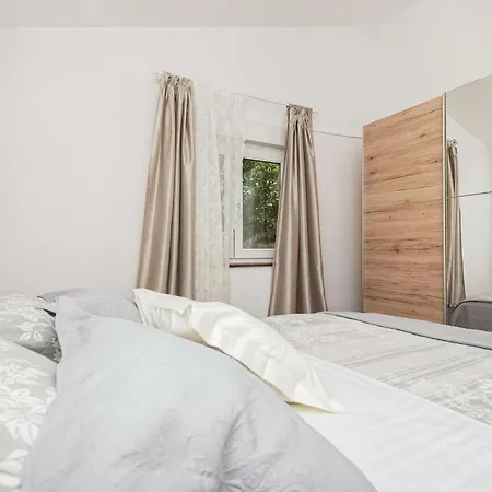 2 Bedroom Stunning In 別荘 Desne