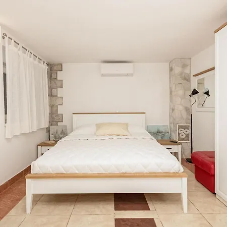 Amazing Home In Desne