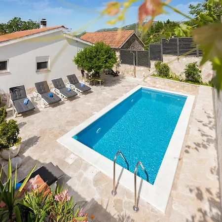 2 Bedroom Stunning In Desne