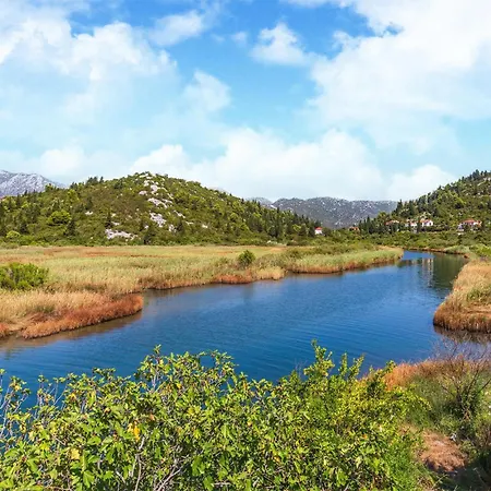 2 Bedroom Stunning In *